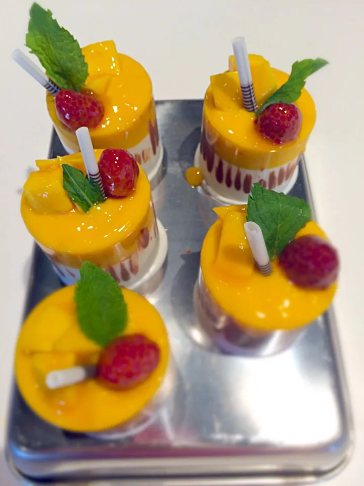 Snapdishの料理写真:Mango cake #mango #vanilla #milk #cake #jillkitchen #chocolate #raspberry #cakelover #dessert|Jill Nyomanさん