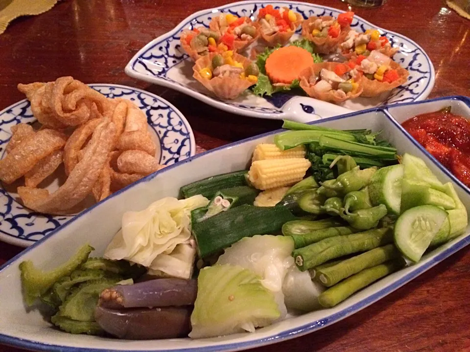 Blanched veg with chilli dip, puffy catfish and appetiser cups|Ong Sor Fernさん