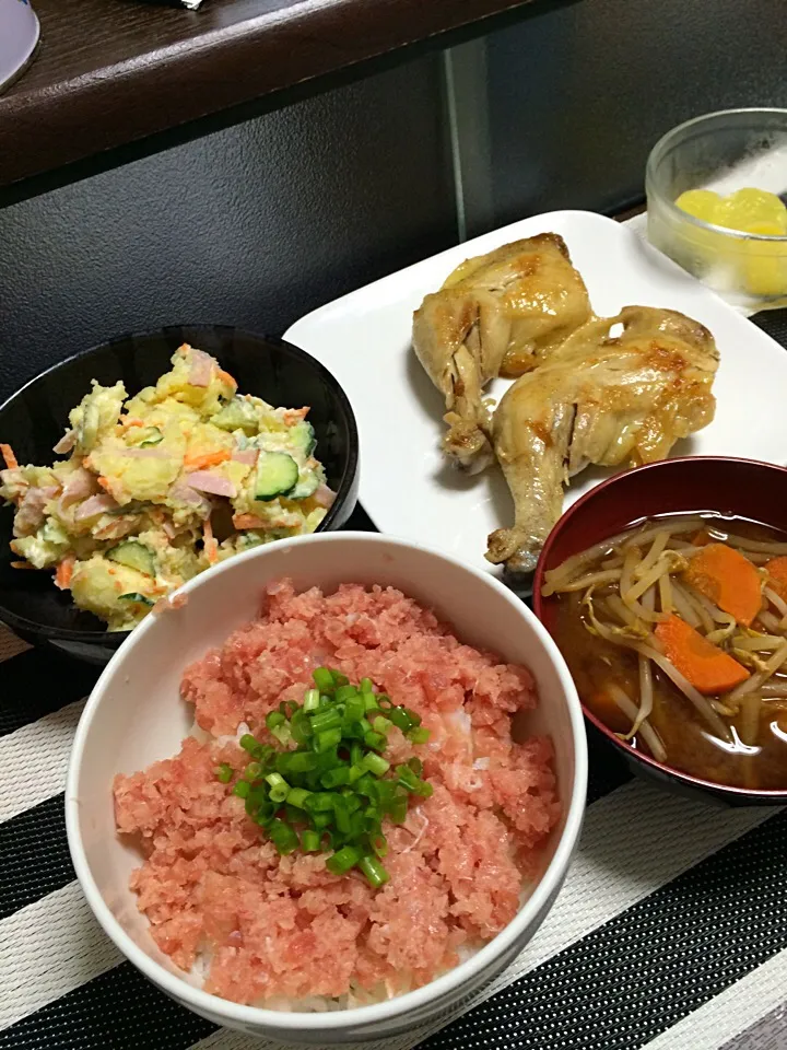 ネギトロ丼、鶏肉のソテー、ポテサラ、味噌汁|taeminさん