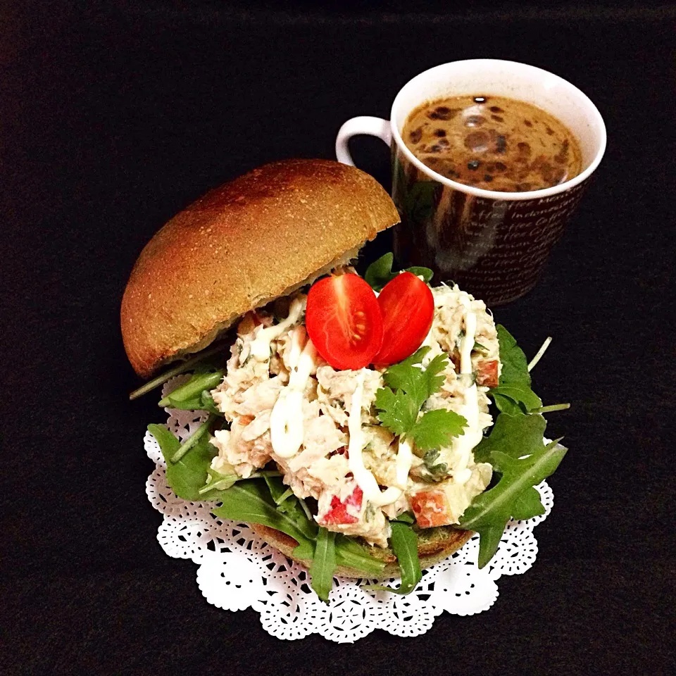 Tuna apple salad on spinach bun & ☕️|coxiella24さん