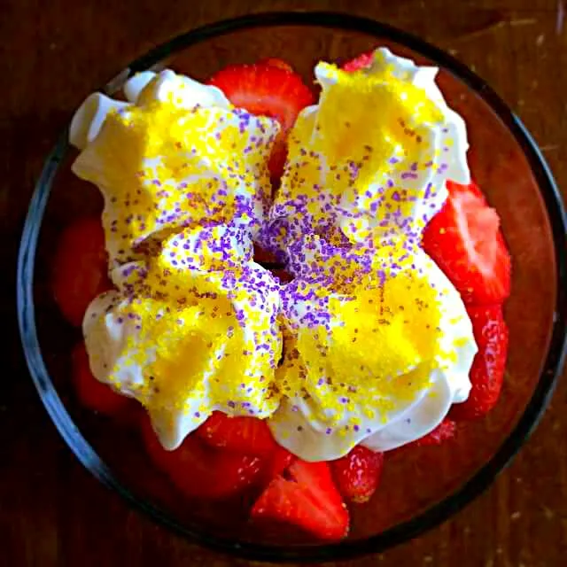 strawberries heavy cream sprinkles|CHUENCHAIさん