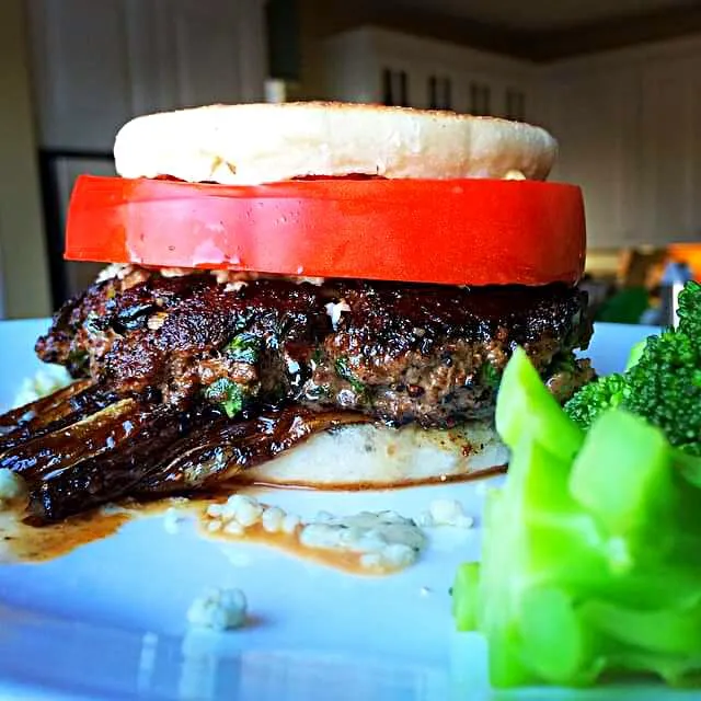 Snapdishの料理写真:Gorgonzola Dijon scallions bison burger|CHUENCHAIさん