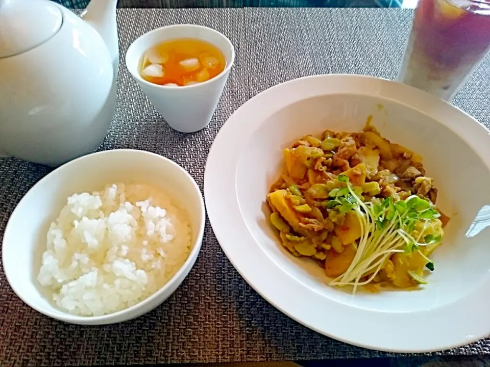 Snapdishの料理写真:月曜日のお昼は そら豆とじゃがいものカレー炒め煮と ソイラテ♪|yokoさん