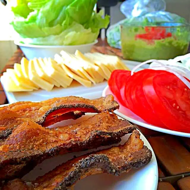 making BLTs bacon lettuce tomato sandwiches|CHUENCHAIさん