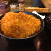 Snapdishの料理写真:【神保町昼食探訪】
"新潟カツ丼 タレカツ"のタレカツ丼
タレに片面だけくぐらせたカツは
サクッとしつつ しっとりしつつ
美味し|Yogiさん