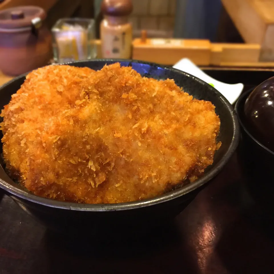 【神保町昼食探訪】
"新潟カツ丼 タレカツ"のタレカツ丼
タレに片面だけくぐらせたカツは
サクッとしつつ しっとりしつつ
美味し|Yogiさん