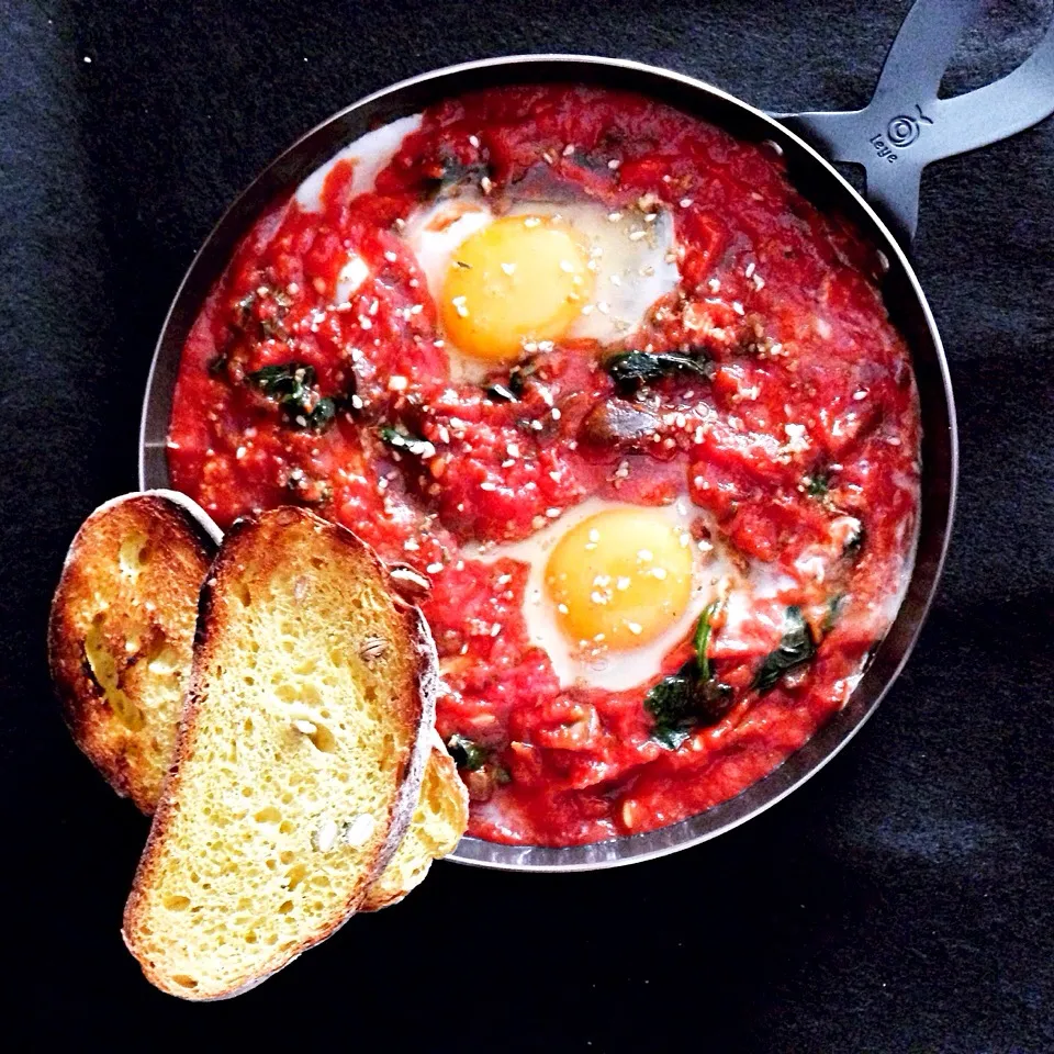 Shashouka(poached eggs in spiced tomato sauce) with spinach & mushrooms|coxiella24さん