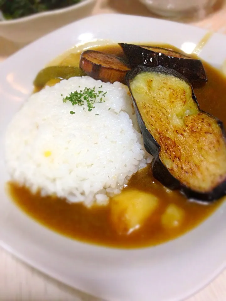 Snapdishの料理写真:ナスの素揚げカレー＆もやしの冷凍卵サラダ|あやにん食堂さん