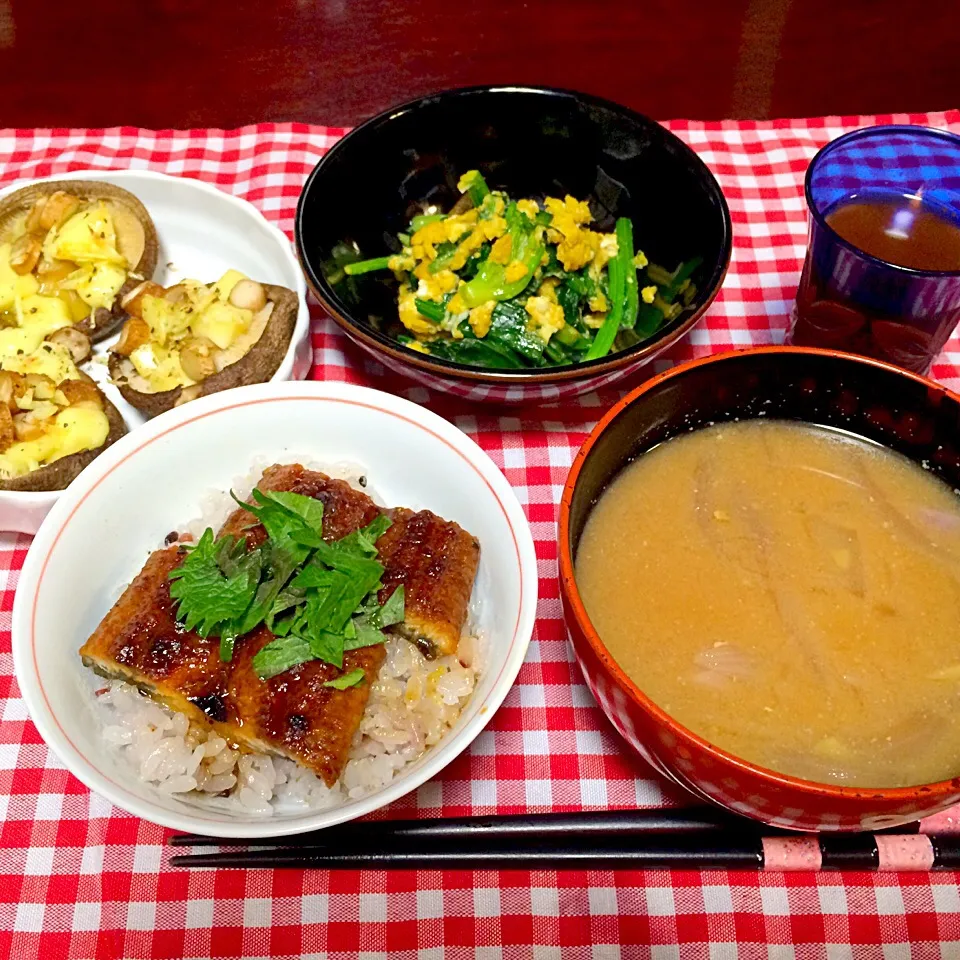 Snapdishの料理写真:うな丼、玉ねぎと紫芋の味噌汁、ほうれん草の玉子とじ、しいたけのガーリック焼き、梅酒ー|♥️さん