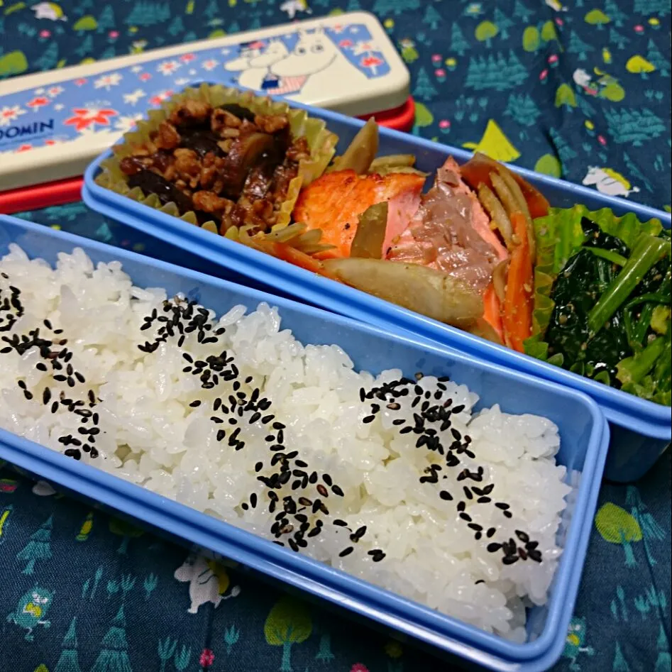 お弁当
ごまごはん、鮭の塩焼き、麻婆茄子、金平ごぼう、ほうれん草のお浸し|さっちんさん