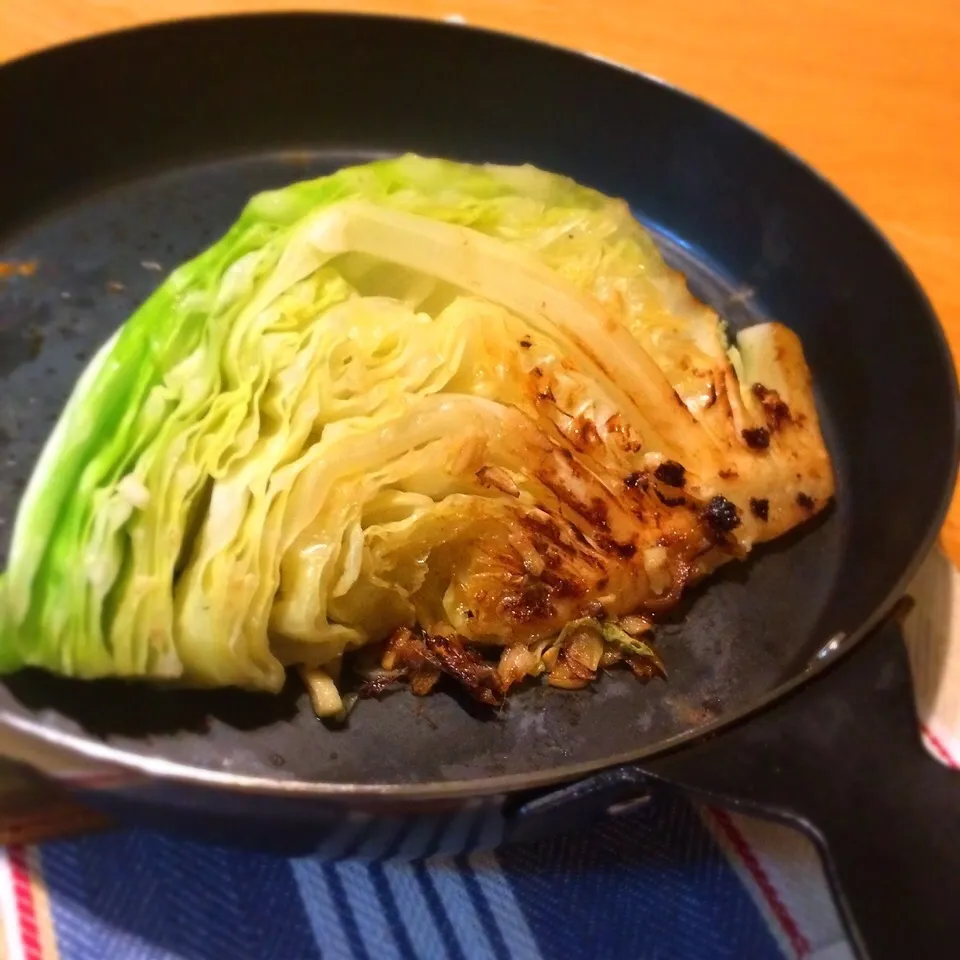 アンチョビとバターの焼きキャベツ！|もなかさん