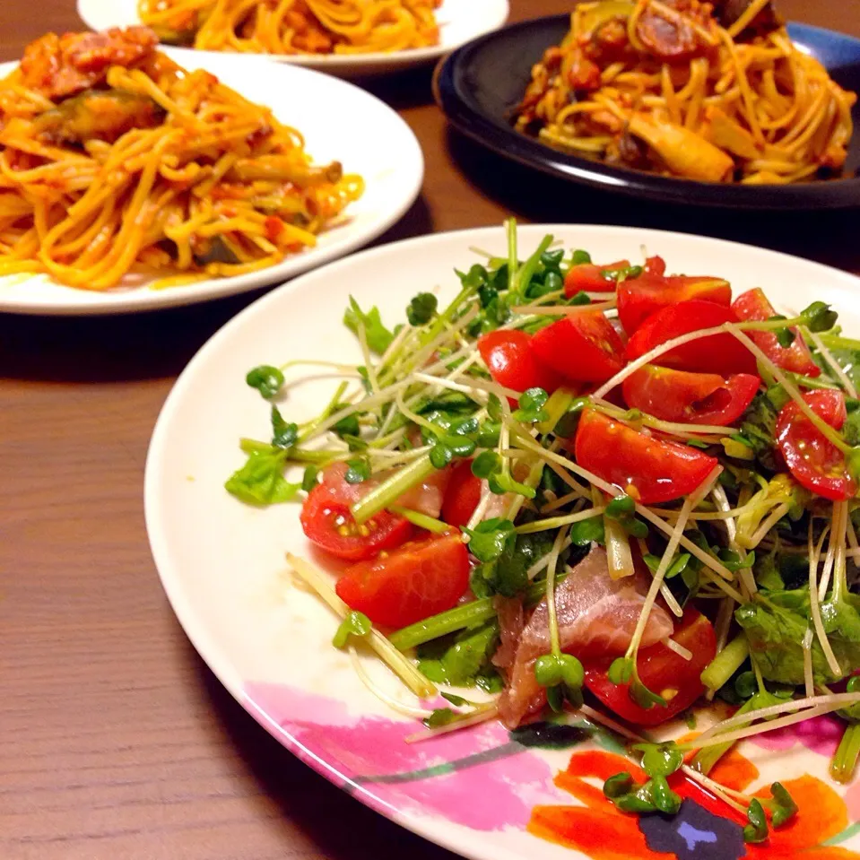 Snapdishの料理写真:ほうれん草・かいわれ・生ハムのバルサミコサラダ＊夏野菜のトマトパスタ|のりこさん