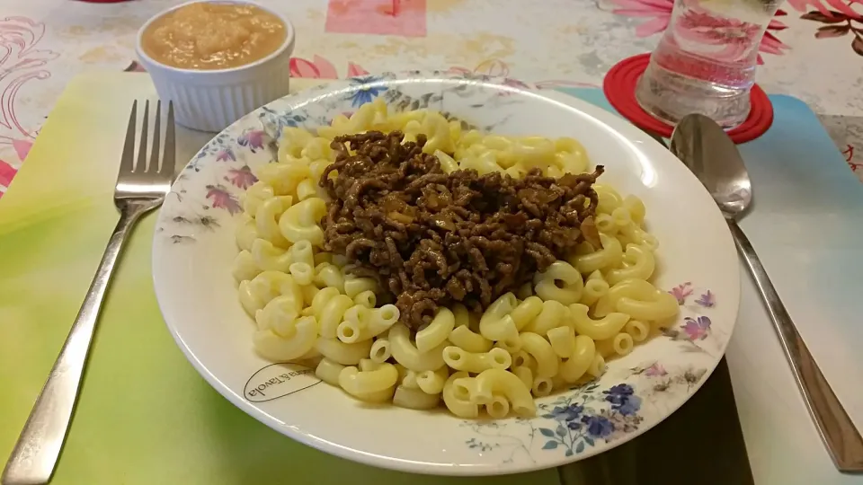 Snapdishの料理写真:Ghackets u Hörndli u Apfelmues
Beef with onions, garlic on Hörndli with cooker sweet apples. 
 #Swiss speciality|Najeskaさん