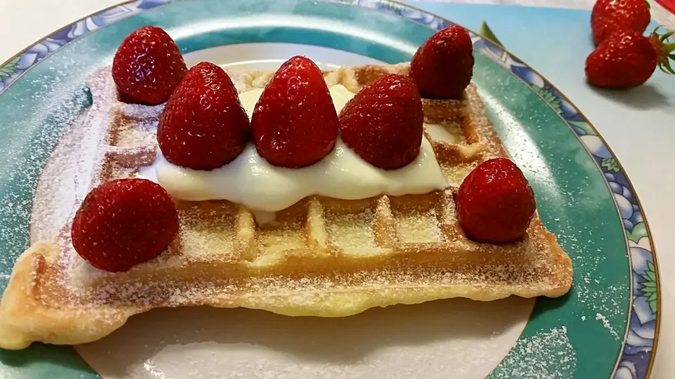 Waffles / Gauffres / Waffeln with strawberries and whipped cream
 #Waffles
 #Waffeln

 #Gauffre|Najeskaさん