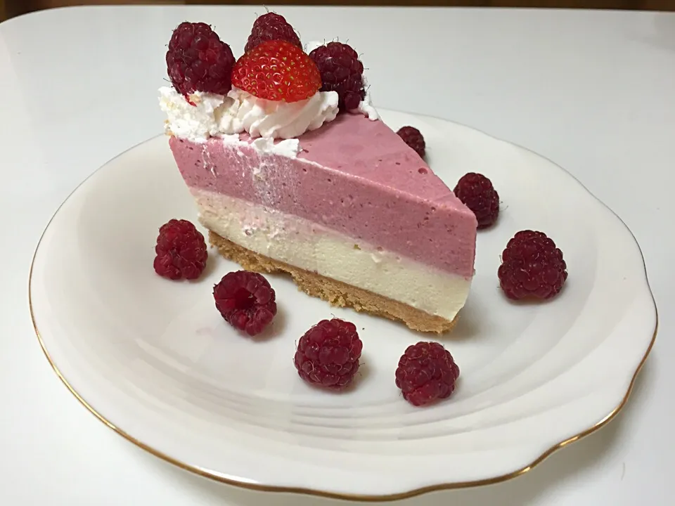 No Bake White Chocolate Raspberry & strawberry Mousse Cake|joさん