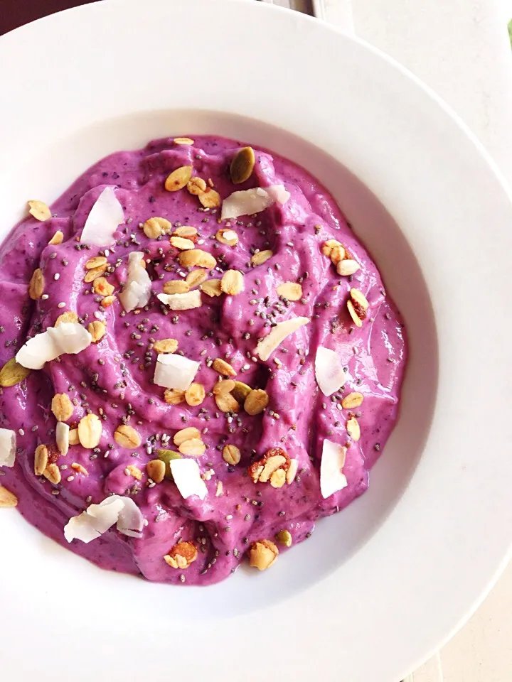 Purple sweet potato smoothie bowl with granola, chia seeds and coconut flakes|coxiella24さん