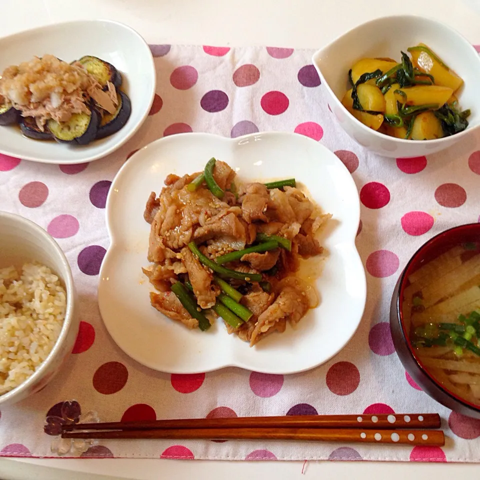 Snapdishの料理写真:にんにくの芽と豚肉の焼き肉、じゃがいもとほうれん草のオイスターソース炒め、茄子とツナのさっぱりのせ、お味噌汁、発芽玄米|にゅきさん