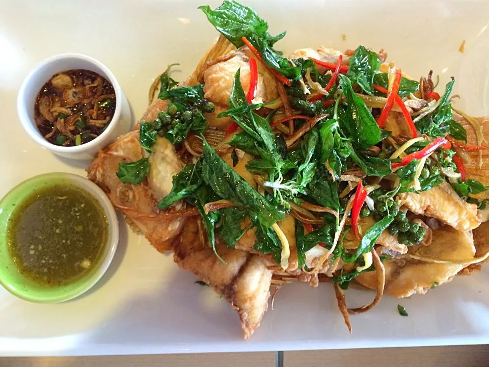 Fried fish with assorted herbs|Ong Sor Fernさん