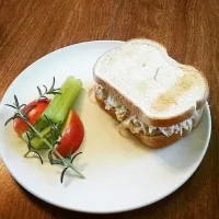 Snapdishの料理写真:Tuna sandwich #tuna #veggies|Maddy Carrさん