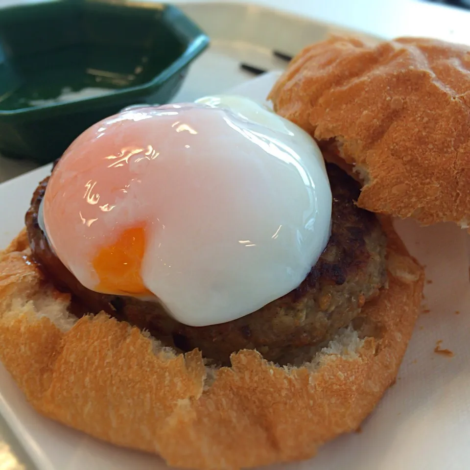 新しいメニューの提案。温泉卵ハンバーガー。ウマいけど食べにくい。|さるさん