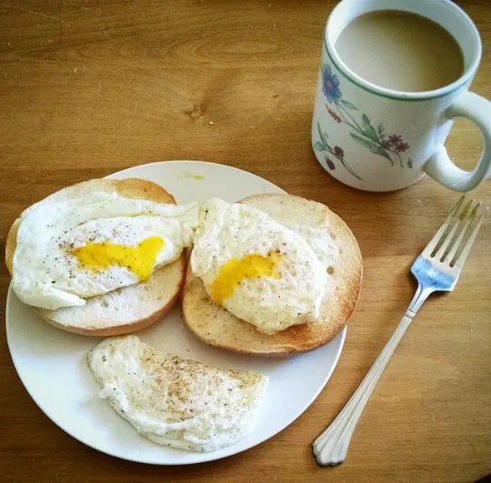 Eggs on bagels and coffee|Maddy Carrさん