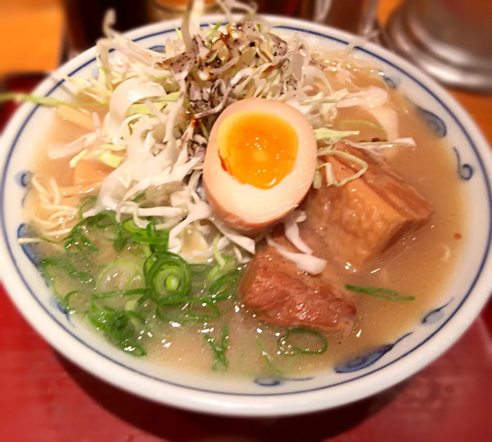 Snapdishの料理写真:(*´ω｀*) 『渋谷三丁目らあめん』の 角煮ラーメン ♪|Gigi Cafeさん