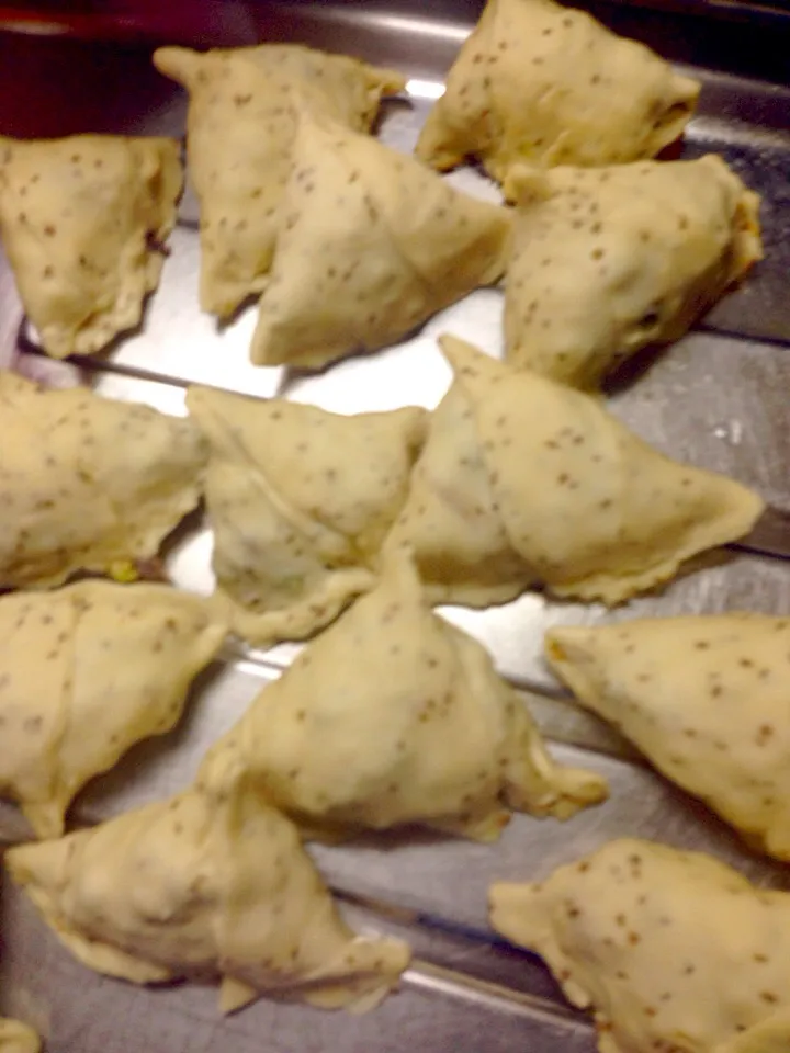 Snapdishの料理写真:Samosas ready to plunge into oil.|Bhardwaj Shipraさん