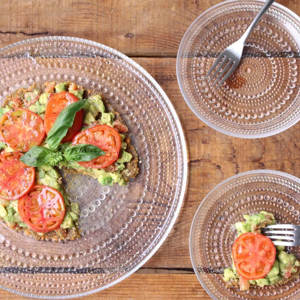 Snapdishの料理写真:Avocado and tomato  tart salad アボカドとトマトのタルト風サラダ♪#アボカド #サラダ #トマト|Yukiko Matsudaさん