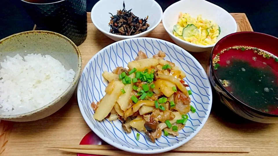 豚バラと山芋の味噌炒め、ヒジキの煮物、マカロニサラダ|けむまきさん