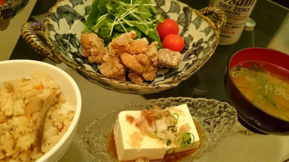 混ぜ込みご飯、唐揚げ、付け合わせ生野菜、御坊玉葱のお味噌汁、冷奴|アンジェさん