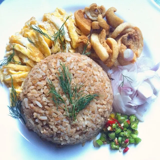 Shrimp paste & shallots fried rice with flings egg, crispy belly pork, shallots, chili, and dill #eatinthai|Eat in Thaiさん