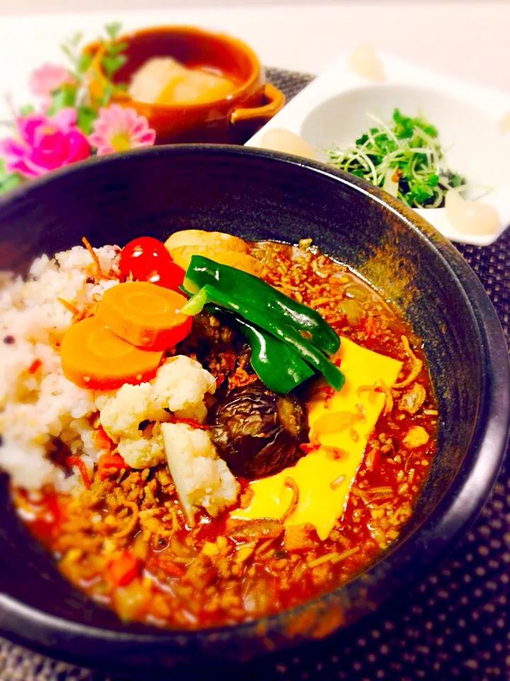 Snapdishの料理写真:今日の晩御飯/エノキ出汁とお豆腐のカレーライス＆大根の煮物＆生わかめとカイワレとらっきょうのサラダ|BabyRIKAさん