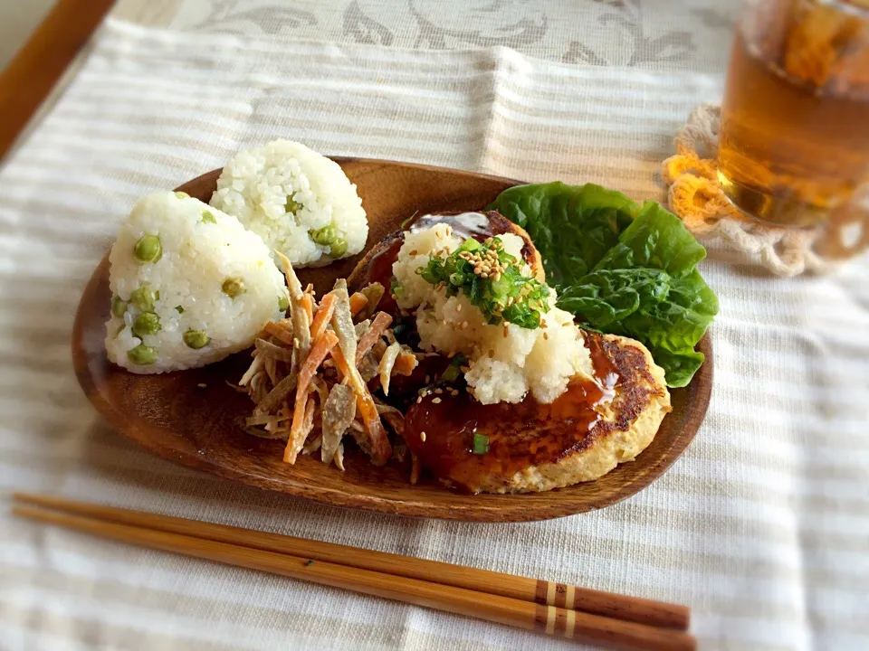 Snapdishの料理写真:豆腐ハンバーグと鶏ゴボウサラダ|あやこさん