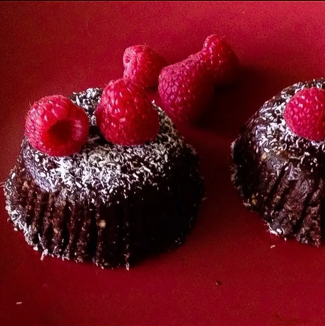 Snapdishの料理写真:Raw Vegan Chocolate Lava Cake|IV Excelsisさん