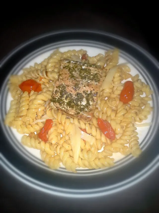 Snapdishの料理写真:pesto salmon over roast garlic pasta|Susan DéAnn Salinasさん