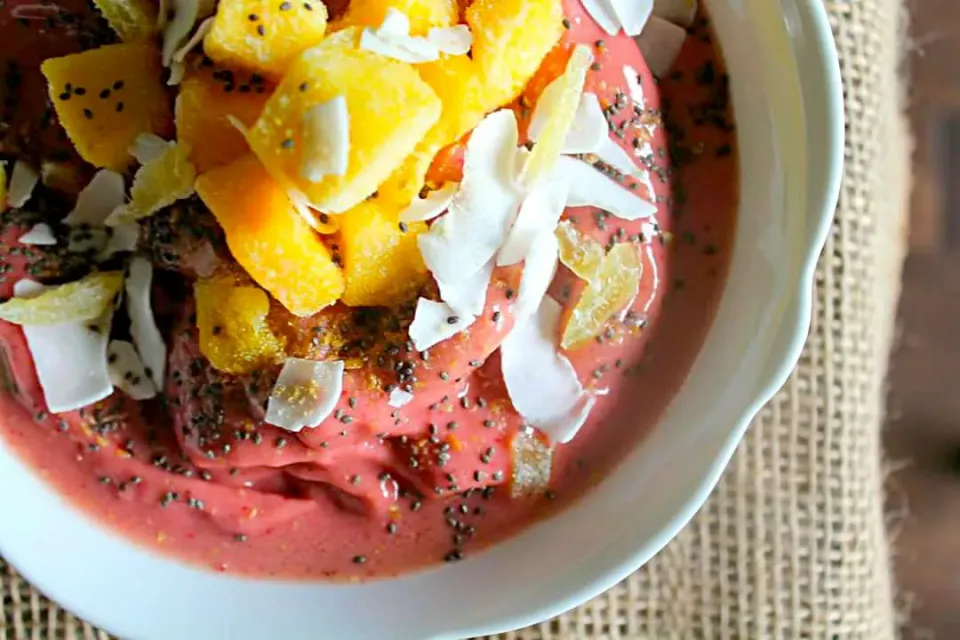 #VegaOne Strawberry and Mango smoothie bowl. breakfast.|lisaさん