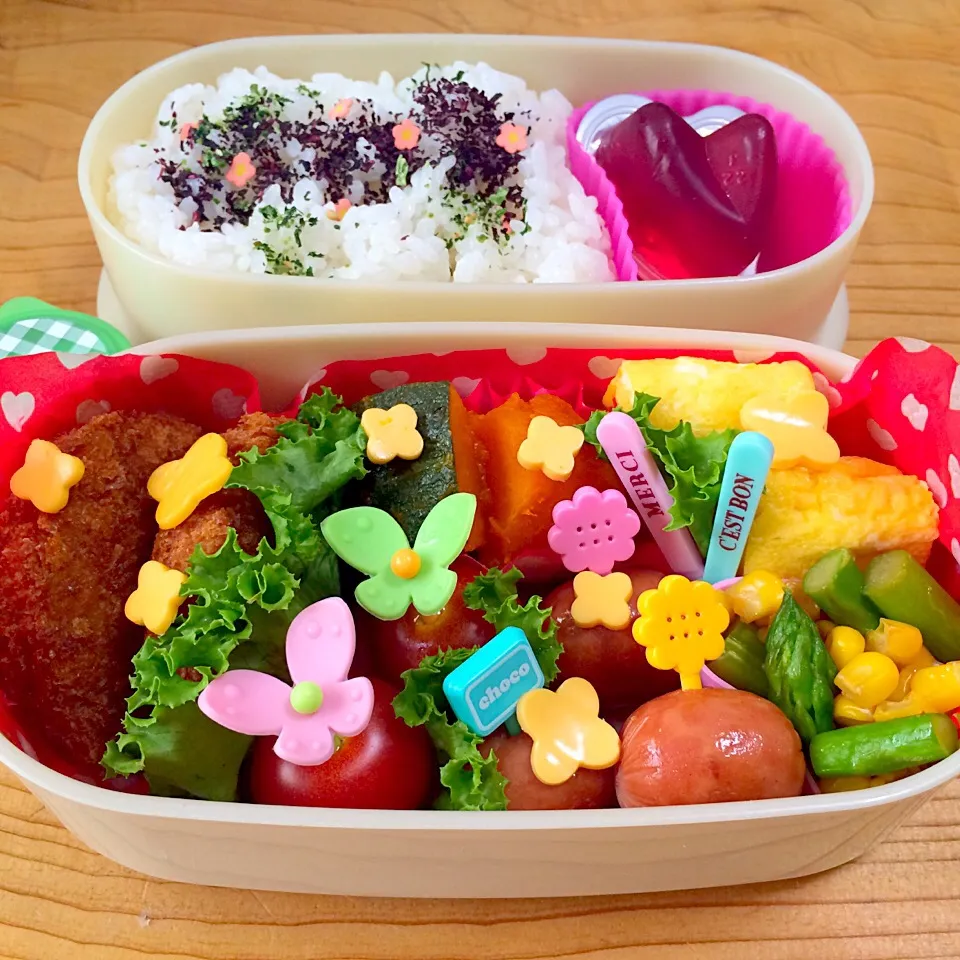 Snapdishの料理写真:お花がいっぱいコロッケお弁当♪|たるとさん