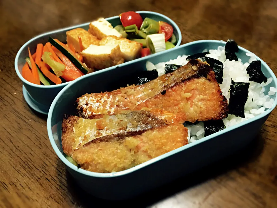 Snapdishの料理写真:フライパン使わず鮭カツ！弁当|もっつぁさん