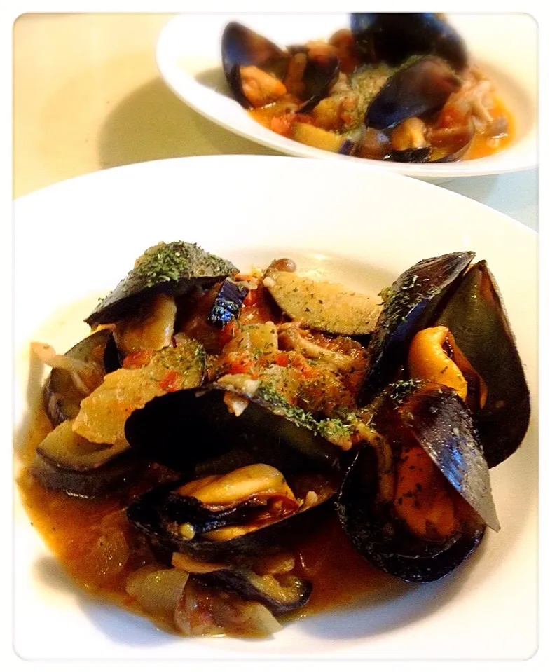 ムール貝のトマトソース煮、茄子&シメジと。Boiled mussels in tomato sauce|toyamadaさん