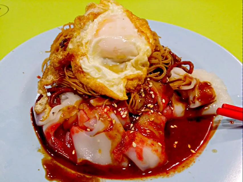 Snapdishの料理写真:Breakfast : Rice flour roll & Fried noodles + egg 😙😋😍 So yummy !|🌷lynnlicious🌷さん