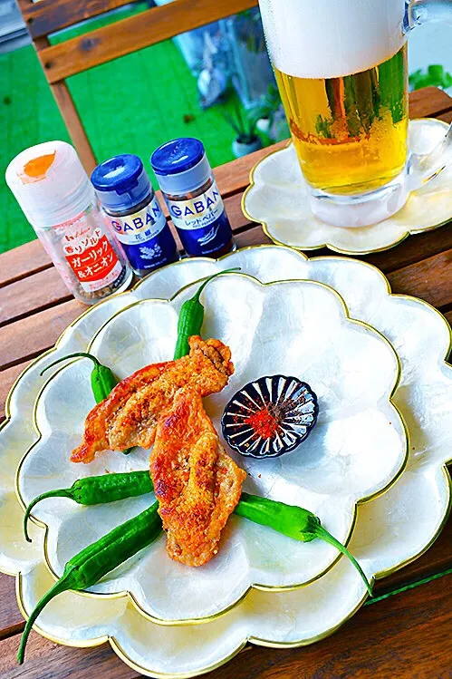 Snapdishの料理写真:鳥皮がビールに合うおつまみになっちゃうー|青山金魚さん