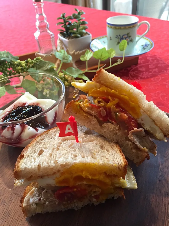 Snapdishの料理写真:豚肉マリネのホットサンド🍞|みなさん