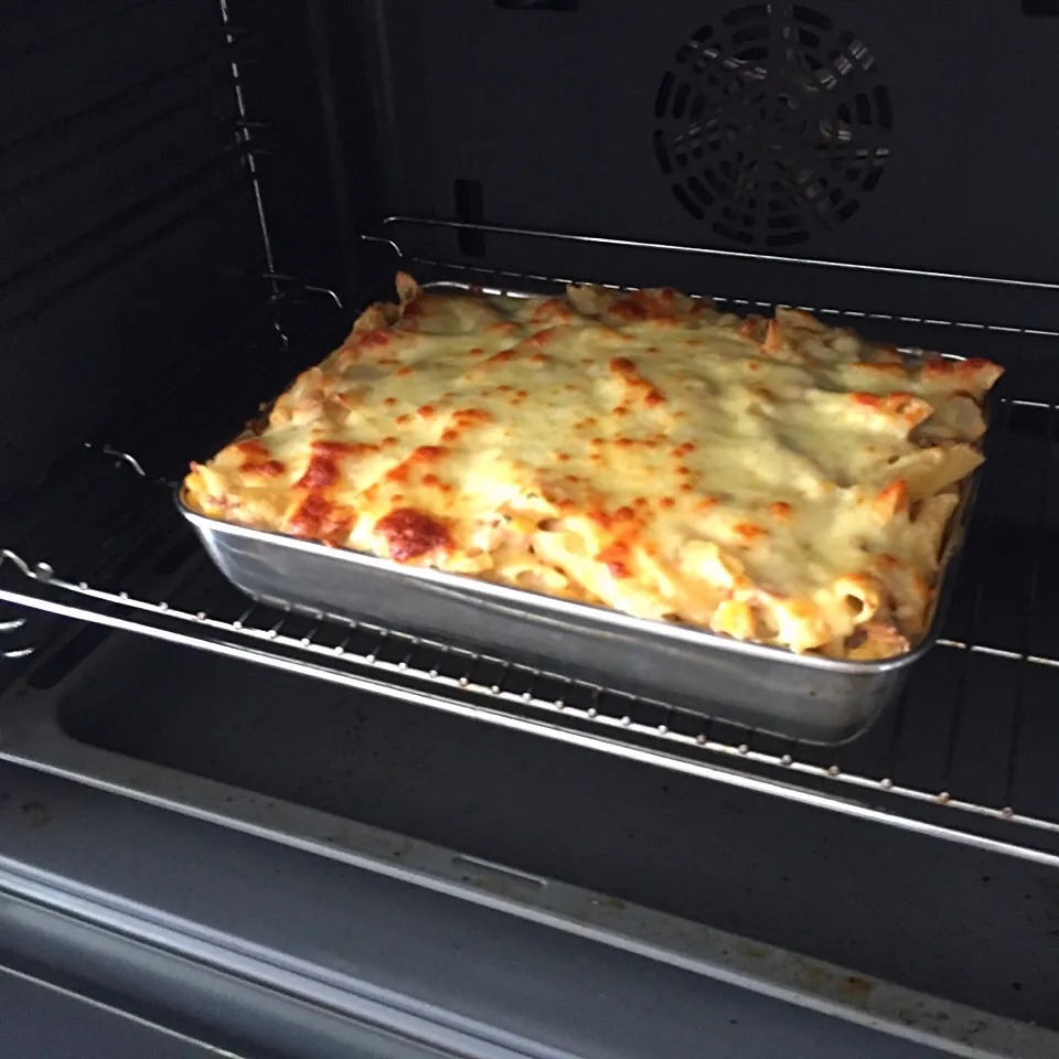 Snapdishの料理写真:Tuna pasta bake|Lynn Yang Wolfさん