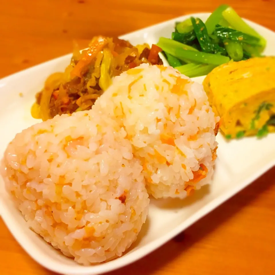 焼き鮭おにぎり、梅干し&胡麻おにぎり、ほうれん草&青海苔入り出し巻き卵、野菜たっぷりプルコギ、小松菜のナムル|wwwchawwwさん