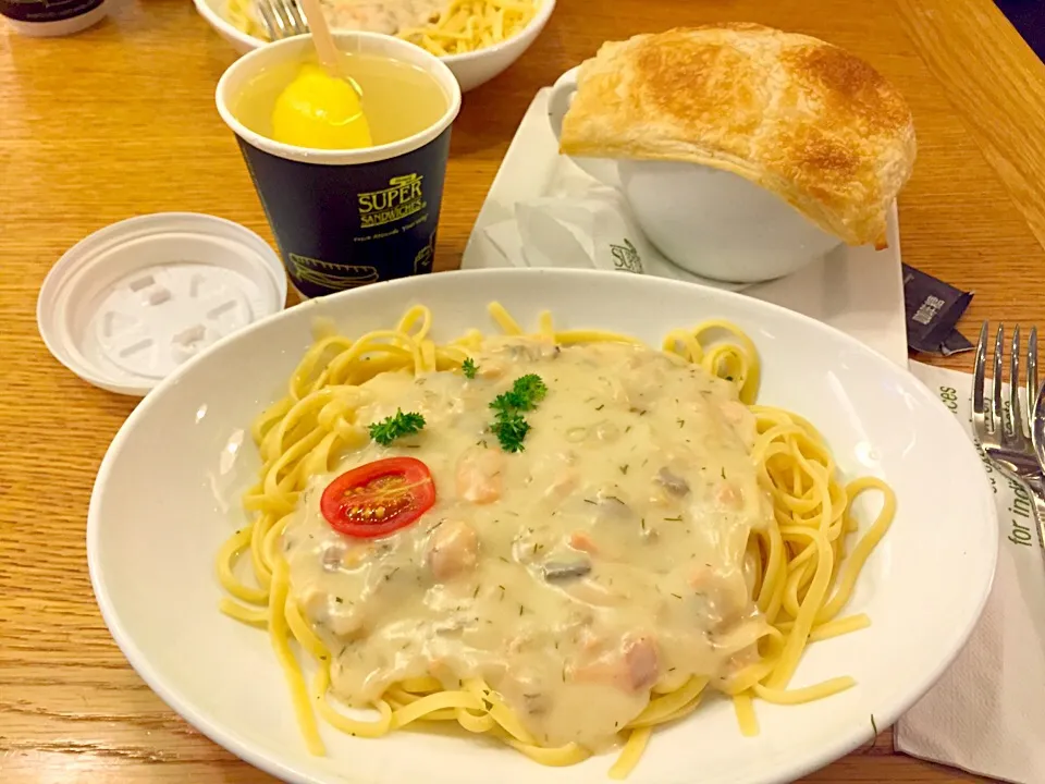 Mushroom soup with puff, smoked salmon clam linguine|Sky Blueさん