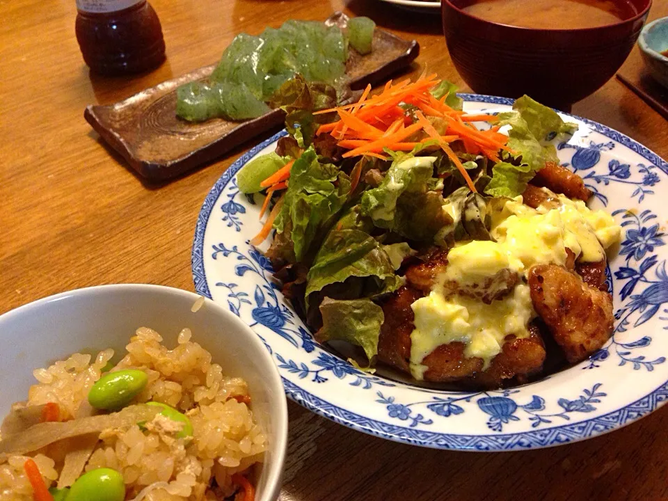 Snapdishの料理写真:枝豆のおこわ、揚げないチキン南蛮、刺身こんにゃく|さんだーさん