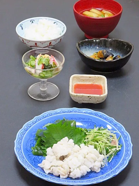 今晩は、鱧くず叩き 梅肉だれ 若芽 香味野菜、タコの酢の物、茄子とピーマンの味噌炒め、インゲンとおあげの味噌汁、ご飯

梅雨の水を飲んで美味しくなると言われる鱧。
梅雨入りから7月のものが脂がのって豊かな風味です。
今日のは徳島産。関西の夏はハモ料理と共にやってくると言うほど日常的に食べますが、関東では珍しいそうです。|akazawa3さん