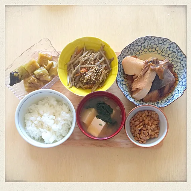 白米☆お味噌汁☆納豆☆鰤のアラ煮☆きんぴらごぼう☆焼きなす꒰ ♡´∀`♡ ꒱|とまこ(*^o^*)さん