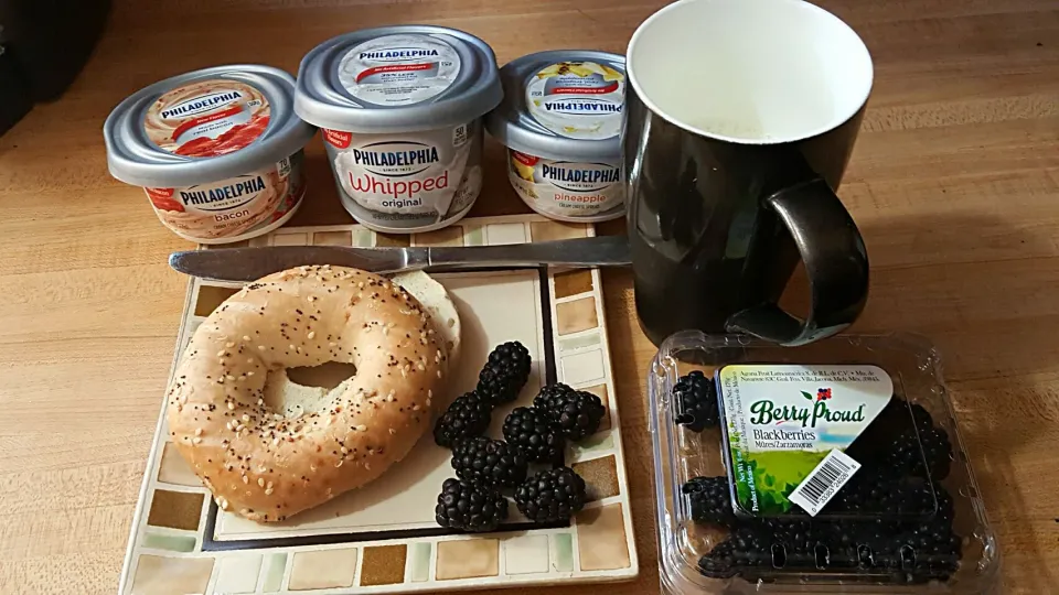 Everything Bagel with cream cheese and blackberries for breakfast!|Desiree Carmanさん