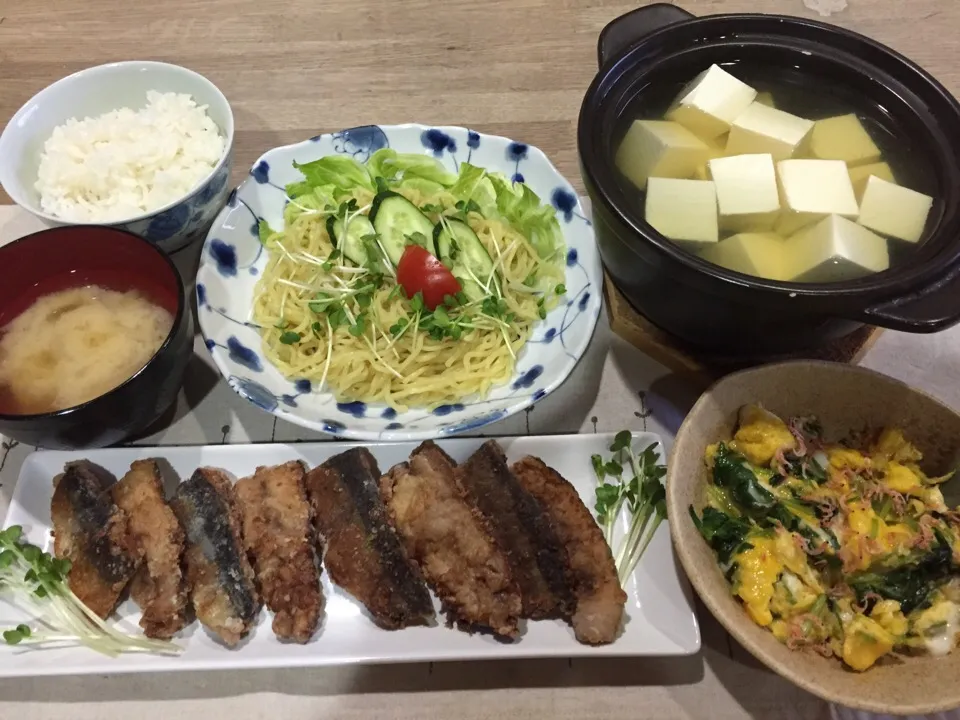 サンマ竜田揚げ・ラーメンサラダ・三つ葉の卵とじ・湯豆腐・新玉ねぎ味噌汁|まーままさん